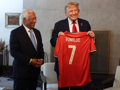 أنطونيو كوستا رئيس المجلس الأوروبي يهدي الرئيس الأميركي دونالد ترمب قميص رونالدو - 16 يونيو 2025 - X/@eucopresident