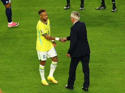 مدرب البرازيل كارلو أنشيلوتي يصافح نيمار بعد الفوز على اسكتلندا بكأس العالم - 24 يونيو 2026 - Reuters