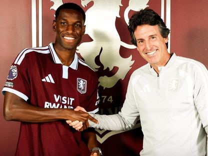 نيكولاس جاكسون مع أوناي إيمري مدربه الجديد في نادي أستون فيلا - 28 أغسطس 2026 - ْX/AstonVilla