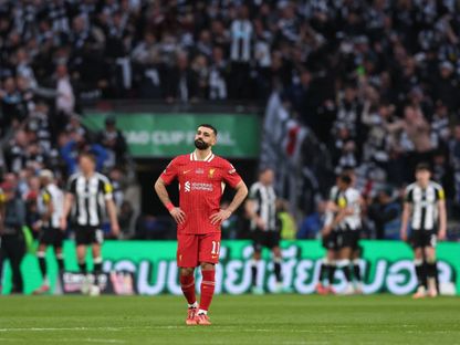 محمد صلاح حزين عقب استقبال ليفربول هدف ألكسندر إيزاك مهاجم نيوكاسل في نهائي كأس كاراباو - 16 مارس 2025 - Reuters