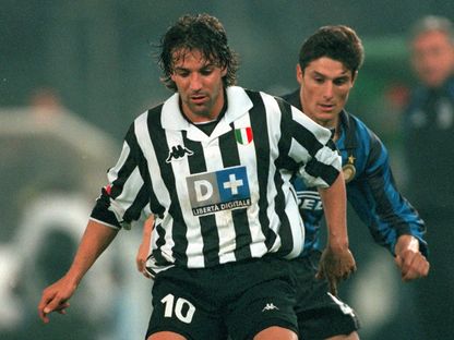 أليساندرو ديل بييرو وخافيير زانيتي من مباراة يوفنتوس وإنتر ميلان بالدوري الإيطالي - 25 أكتوبر 1998 - Reuters