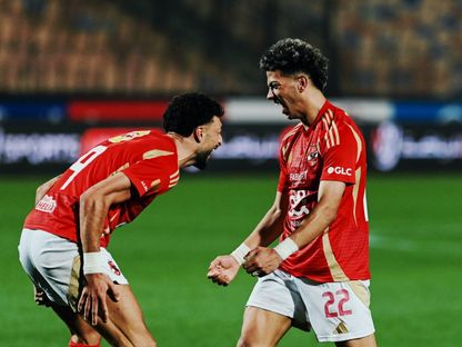 إمام عاشور ووسام أبو علي يحتفلان بهدف الأهلي الثاني في مرمى البنك الأهلي بالدوري المصري - 17 مايو 2025 - X/@AlAhly