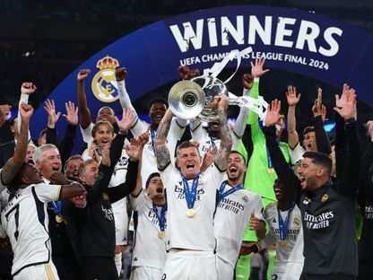 توني كروس يرفع كأس دوري أبطال أوروبا بعد تتويج ريال مدريد على حساب بوروسيا دورتموند - 1 يونيو 2024 - Reuters