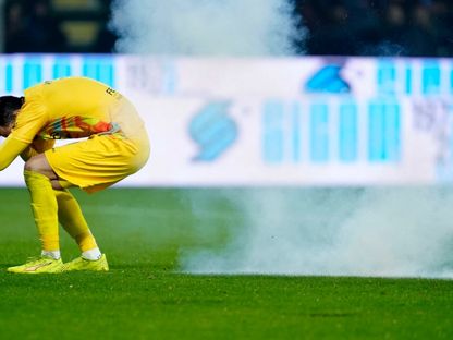 حارس مرمى كريمونيزي إيميل أوديرو يتعرض لإصابة بشماريخ جمهور إنتر ميلان خلال مباراة في الدوري الإيطالي - 1 فبراير 2026 - Reuters