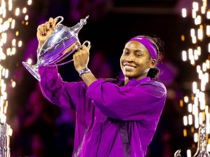 كوكو غوف ترفع كأس بيلي جين كينغ بعد فوزها ببطولة نهائيات رابطة محترفات التنس في الرياض - 31 أكتوبر 2025 - الشرق