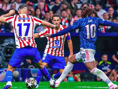 إيزي لاعب أرسنال يتعرض لعرقلة داخل منطقة جزاء أتلتيكو مدريد في ذهاب نصف نهائي دوري أبطال أوروبا - 29 أبريل 2026 - skysports/tv