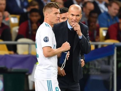 مدرب ريال مدريد السابق زين الدين زيدان يتحدث إلى توني كروس - X@/Football__Tweet