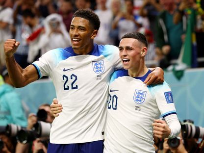 لاعب إنجلترا فيل فودين يحتفل بالتسجيل مع زميله جود بيلينغهام في مرمى ويلز في كأس العالم 2022 - 29 نوفمبر 2022 - Reuters