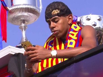 لامين يامال نجم برشلونة يستعد لاحتفالات التتويج بلقب الدوري الإسباني وسط الجماهير - 16 مايو 2025 - x@BarcaUniversal