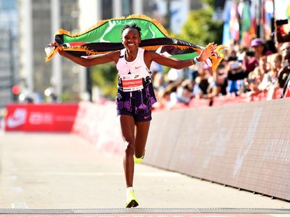 الكينية روث تشيبنغيتيش تحتفل بفوزها بالمركز الأول في سباق السيدات في ماراثون شيكاغو محققة رقماً قياسياً عالمياً جديداً  - ١٣ أكتوبر ٢٠٢٤ - Reuters