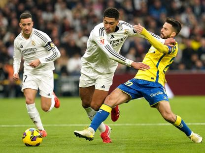 كيريان رودريغيز قائد فريق لاس بالماس في صراع على الكرة مع جود بيلينغهام لاعب ريال مدريد ضمن الدوري الإسباني لكرة القدم - 19 يناير 2025 - REUTERS