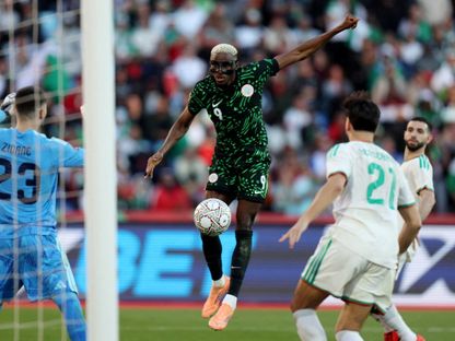 فيكتور أوسيمين في مواجهة لوكا زيدان بمباراة الجزائر ونيجيريا بربع نهائي كأس إفريقيا - 10 يناير 2026 - Reuters