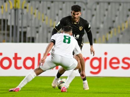 أحمد مصطفى "زيزو" لاعب الزمالك يحاول المرور من حسن علي لاعب المصري في كأس الكونفيدرالية الإفريقية - 5 يناير 2025 - X@ZSCOfficial