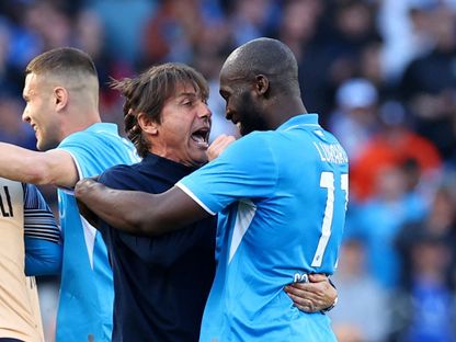 روميلو لوكاكو مهاجم نابولي يحتفل مع مدربه أنطونيو كونتي بهدفه أمام فيورنتينا بالدوري الإيطالي - 9 مارس 2025 - Reuters