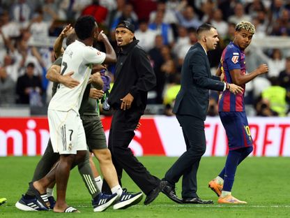 فينيسيوس جونيور لاعب ريال مدريد يتشاجر مع لامين يامال مهاجم برشلونة بعد مباراة الفريقين في الدوري الإسباني - 26 أكتوبر 2025 - Reuters