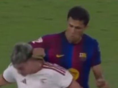 لقطة من اعتداء لاعب برشلونة رودري على أحد لاعبي إشبيلية في ال - متداول