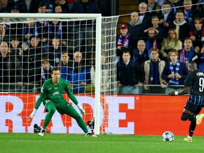 كارلوس فوربس يسجل الهدف الثاني لكلوب بروج في شباك حارس مرمى برشلونة فويتشيك تشيزني بدوري أبطال أوروبا - 5 نوفمبر 2025 - Reuters