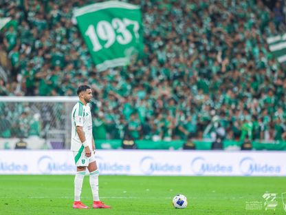 الجزائري رياض محرز نجم الأهلي السعودي خلال مواجهة بوريرام يونايتد التايلاندي في ربع نهائي دوري أبطال أوروبا - 26 أبريل 2025 - X/@ALAHLI_FC