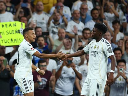 أوريلين تشواميني يصافح مواطنه كيليان مبابي خلال لقاء ريال مدريد ومايوركا في الليغا - 30 أغسطس 2025 - Reuters