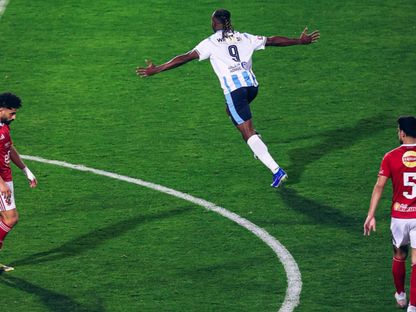 فيستون ماييلي يسجل هدف بيراميدز الثاني أمام الأهلي في الدوري المصري - 27 أبريل 2026 - @pyramids/x