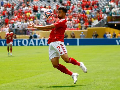 محمود تريزيغيه مهاجم الأهلي يستلم الكرة في أحد هجمات الفريق أمام بالميراس البرازيلي بكأس العالم للأندية - 19 يونيو 2025 - Reuters