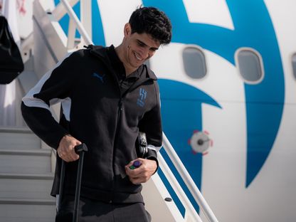 ياسين بونو حارس الهلال أثناء التوجه مع بعثة الفريق لمواجهة شباب أهلي دبي في دوري أبطال أسيا للنخبة - 8 فبراير 2026 - X/@Alhilal_FC