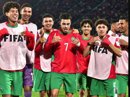 عثمان ماعما يحتفل مع لاعبي المغرب بهدف ضد البرازيل في مونديال الشباب - 1 أكتوبر 2025 - X/@EnMaroc