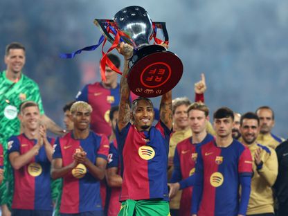 رافينيا يحمل كأس الدوري الإسباني بعد تتويج برشلونة باللقب - 18 مايو 2025 - Reuters