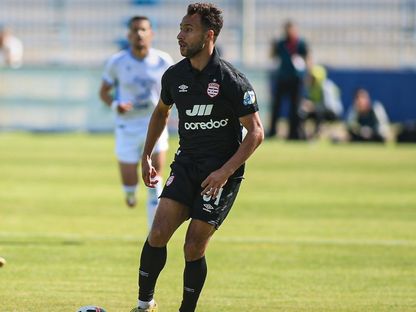 أيمن الحرزي لاعب النادي الإفريقي يسيطر على الكرة في مباراة الاتحاد المنستيري بالدوري التونسي - 11 أبريل 2026 - FB/@Club Africain