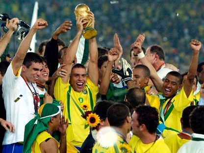 البرازيلي رونالدو يحتفل بالفوز بكأس العالم- 30 يونيو 2002 - Reuters