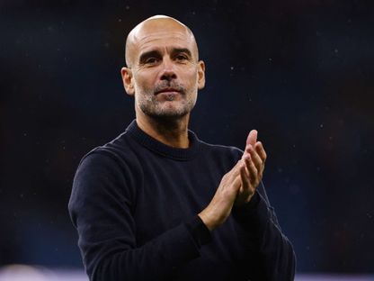 بيب غوارديولا يصفق للجمهور بعد فوز مانشستر سيتي على سندرلاند في الدوري الإنجليزي - 6 ديسمبر 2025 - Reuters