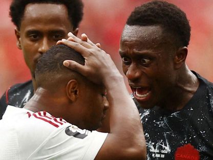 لاعب كندا ريتشي لاريا يصرخ في وجه لاعب قطر عاصم ماديبو بعد تسببه في إصابة إسماعيل كوني بكأس العالم - 19 يونيو 2026 - reuters