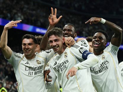 احتفال لاعبي ريال مدريد بهاتريك فيديريكو فالفيردي في مباراة ريال مدريد ومانشستر سيتي بدوري أبطال أوروبا - 11 مارس 2026 - Reuters