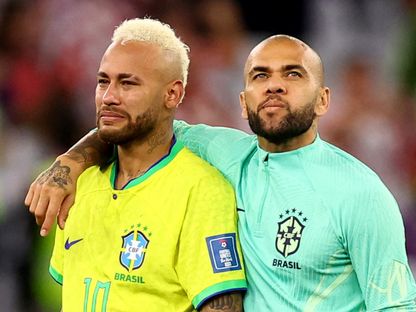 نيمار يبكي وإلى جانبه داني ألفيس بعد خسارة البرازيل أمام كرواتيا في كأس العالم 2022 - 9 ديسمبر 2022 - REUTERS