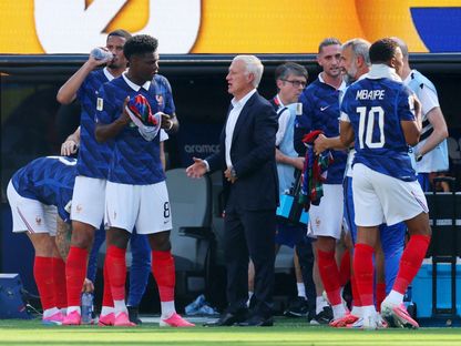 مدرب فرنسا ديدييه ديشان يتحدث مع أوريليان تشواميني خلال مواجهة السويد بكأس العالم - 30 يونيو 2026 - Reuters
