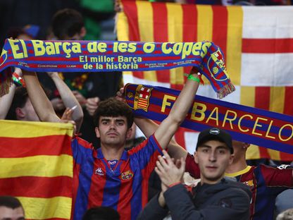 مشجعون لبرشلونة قبل مباراة ضد باريس سان جيرمان في دوري أبطال أوروبا - 10 أبريل 2024 - Reuters