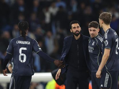 مدرب ريال مدريد ألفارو أربيلوا يحتفل مع دين هويسن وفيديريكو فالفيردي وإدواردو كامافينغا بعد مباراة ضد مانشستر سيتي في دوري أبطال أوروبا - 17 مارس 2026 - REUTERS