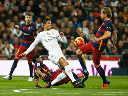 إيفان راكيتيتش في مواجهة كريستيانو رونالدو خلال مباراة بين برشلونة وريال مدريد بالدوري الإسباني - 21 نوفمبر 2015 - REUTERS