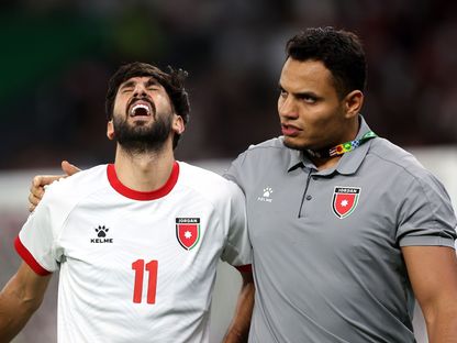 يزن النعيمات يصرخ من الألم أثناء خروجه من الملعب بعد إصابته في مباراة الأردن والعراق بكأس العرب - 12 ديسمبر 2025 - Getty Images
