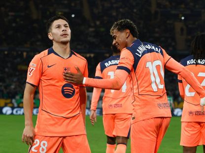 لامين يامال يحتفل مع روني بردغجي بعد هدفه مع برشلونة أمام ريال بيتيس في الدوري الإسباني - 6 ديسمبر 2025 - Reuters