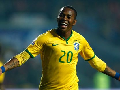 النجم البرازيلي روبينيو يحتفل بهدفه في شباك باراغواي - 27 يونيو 2015 - Reuters