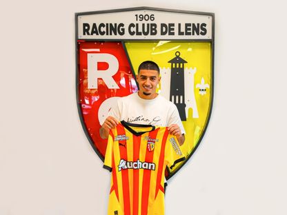 أنس الزروري يحمل قميص لانس بعد انضمامه للنادي الفرنسي - 22 أغسطس 2024 - www.rclens.fr