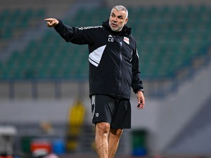 الروماني كوزمين أولاريو مدرب منتخب الإمارات في حصة تدريبية - 7 أكتوبر 2025 - X/@UAEFNT
