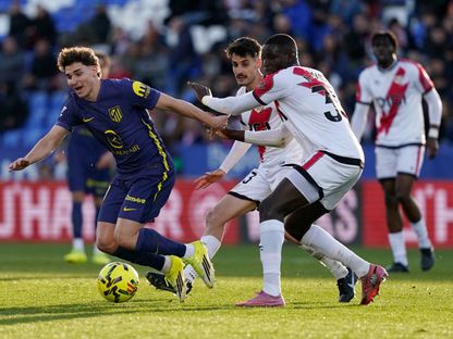 خوليان ألفاريز مهاجم أتلتيكو مدريد في حصار من مدافعي رايو فايكانو - 15 فبراير 2026 - Reuters