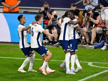 فرحة لاعبي منتخب إنجلترا بهدف جوناثان رو في مرمى ألمانيا بنهائي بطولة أوروبا تحت 21 عاماً - 28 يونيو 2025 - Reuters