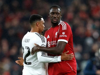 إبراهيما كوناتي مدافع ليفربول يصافح زميله السابق ترينت ألكسندر أرنولد ظهير ريال مدريد خلال مواجهتهما بدوري أبطال أوروبا - 5 نوفمبر 2025 - Reuters