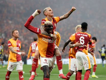 لوكاس توريرا لاعب غلطة سراي يحتفل مع فيكتور أوسيمين بهدفه في مرمى فنربخشة - 26 أبريل 2026 - Reuters