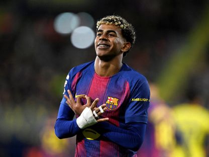 لامين يامال نجم برشلونة يحتفل بتسجيل هدف في مرمى  فياريال بالدوري الإسباني - 21 ديسمبر 2025 - Reuters