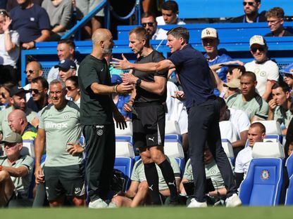 ماريسكا مدرب تشيلسي (يسار) في نقاش مع غلاسنر مدرب كريستال بالاس - 17 أغسطس 2025 - Reuters