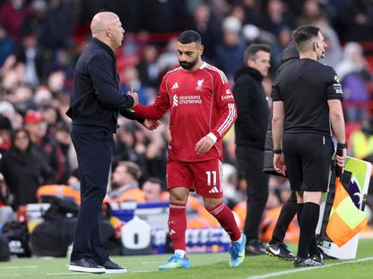 محمد صلاح يصافح مدرب ليفربول آرني سلوت خلال استبداله بعد إصابته أمام فولهام - 11 أبريل 2026 - REUTERS